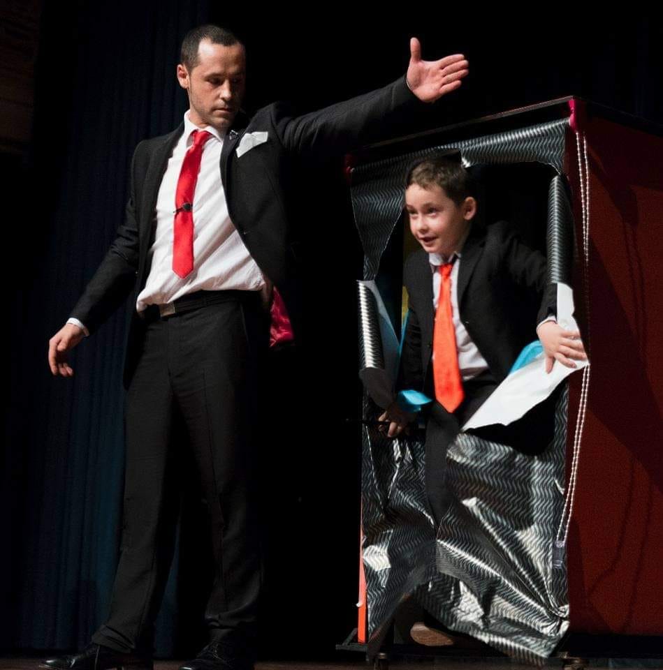 Miguel Mago Leugim durante una actuación de magia en Logroño